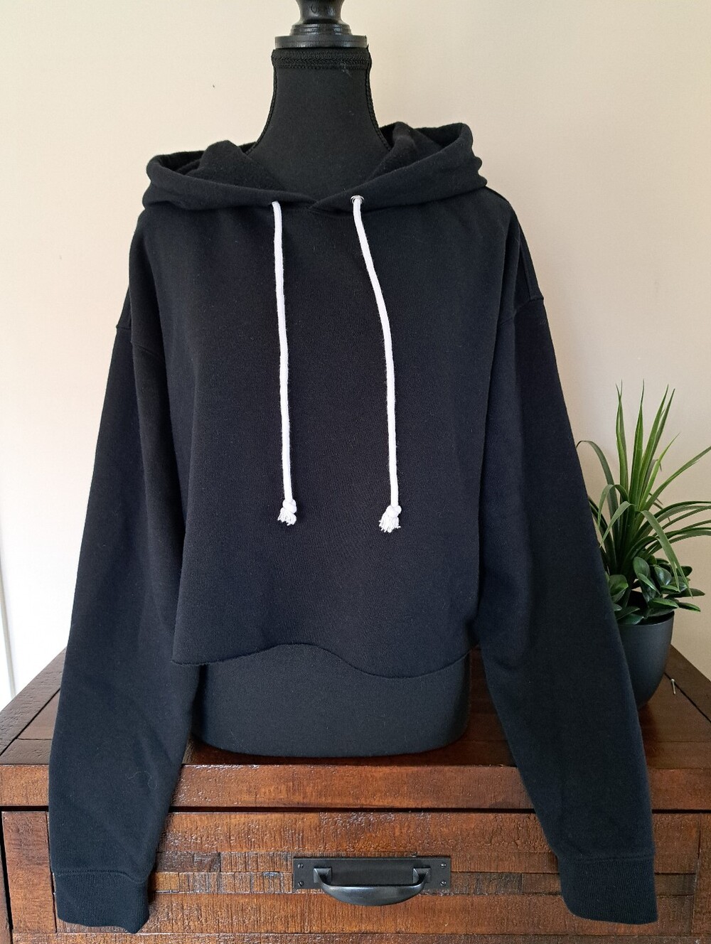 Wild Fable Cropped Black Hoodie Womens Size Large Raw Hem Casual Fleece Oversize